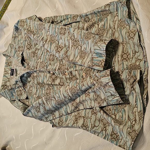Patagonia Tops - Patagonia button front shirt with roll up sleeve button good condition Size 4